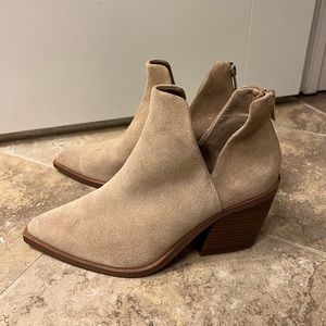 NEVER WORN Vince Camuto Suede booties